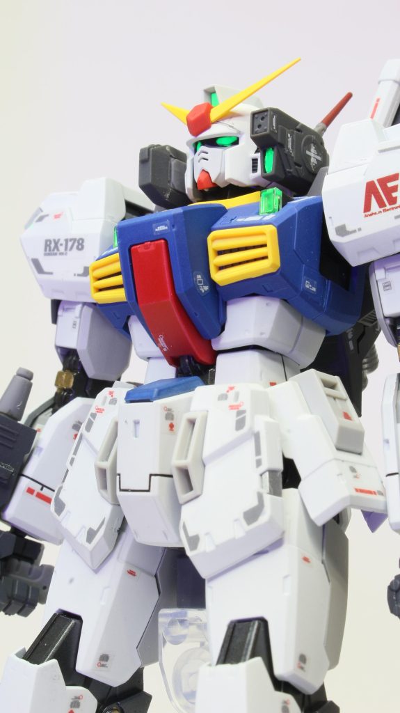 武装含め頭部や肩の部分等は蛍光塗料でブラックライトに反応します。