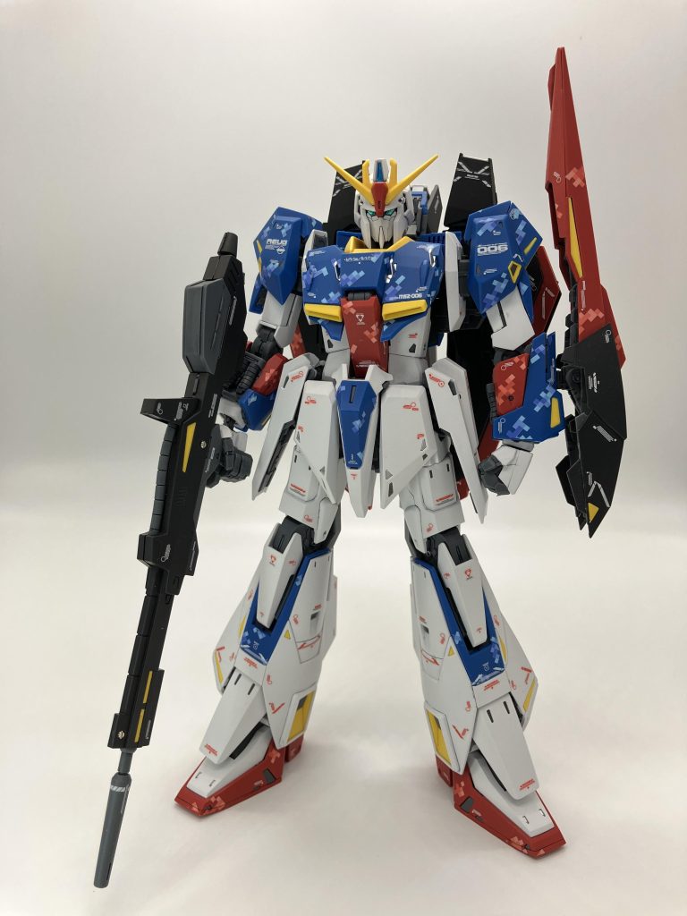 全体的に斜め/の45°線を意識して、赤いパーツと青いパーツにピクセル迷彩デカール、付属のコーションデカールも貼りたいので位置調整はなかなかシビア🧐