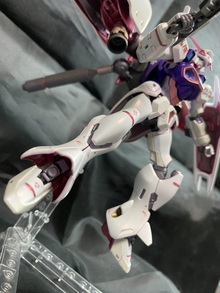 白い外装の内側もキュベレイに倣ってメタルピーチで塗装!