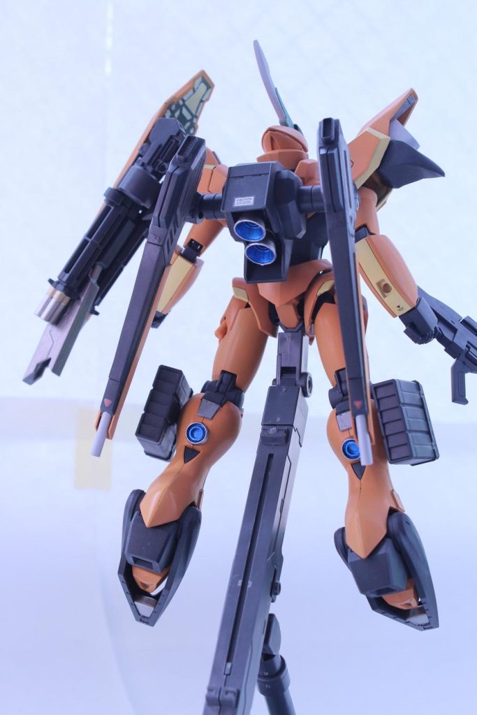 　バックショットです。バックパックは設定から大幅に変更しています。設定ではもっと大型のバックパックですが，シナンジュのバックパックを参考にしながら，ほぼフルスクラッチしました。両側についているウェスバーは旧キットのF90からもってきています。