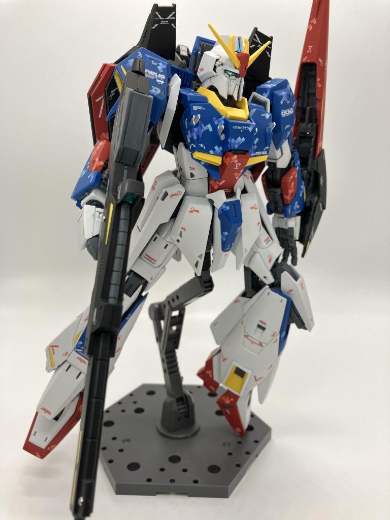 変形機体だけあって動かすとパーツが外れたりガタついたり😅もっとアクションしたかったのですが、塗装やらデカールが擦れそうなのにビビってほとんど素立ちです🤣