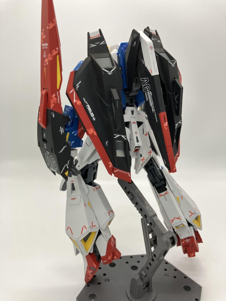 なので、完成後はウェーブライダーには変形していません。ピクセル迷彩のウェーブライダー見たかったんですけどね😭