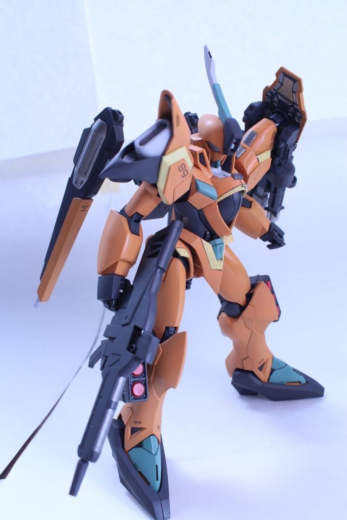 　色については，設定色がイエローとエメラルドグリーンでなかなか攻めた色だけどどうしようと最後まで悩みましたが，設定色どおり塗りました。差し色としてレモン色を入れてみましたが，最終的にまとまった色合いに仕上がってよかったです。だいぶポップな感じの兵器が誕生しました。