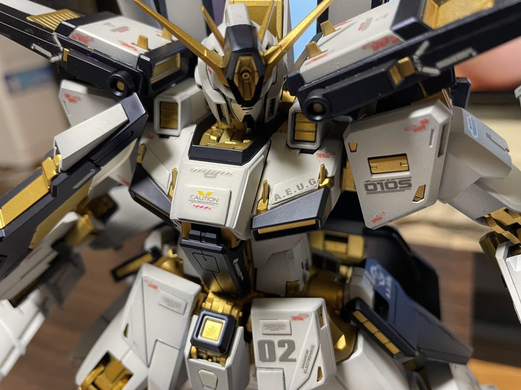 デカール類は色々使いました！面白いのは胸の奴は水星の魔女シリーズから使いました！ちなみにハイメガキャノンもひと回り大きくしました！