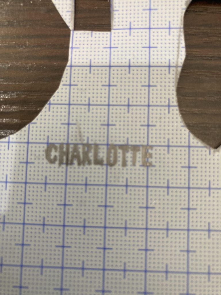 頑張ってこれ切り出しました。デザインナイフの刃が数本ダメに( ̄▽ ̄;)