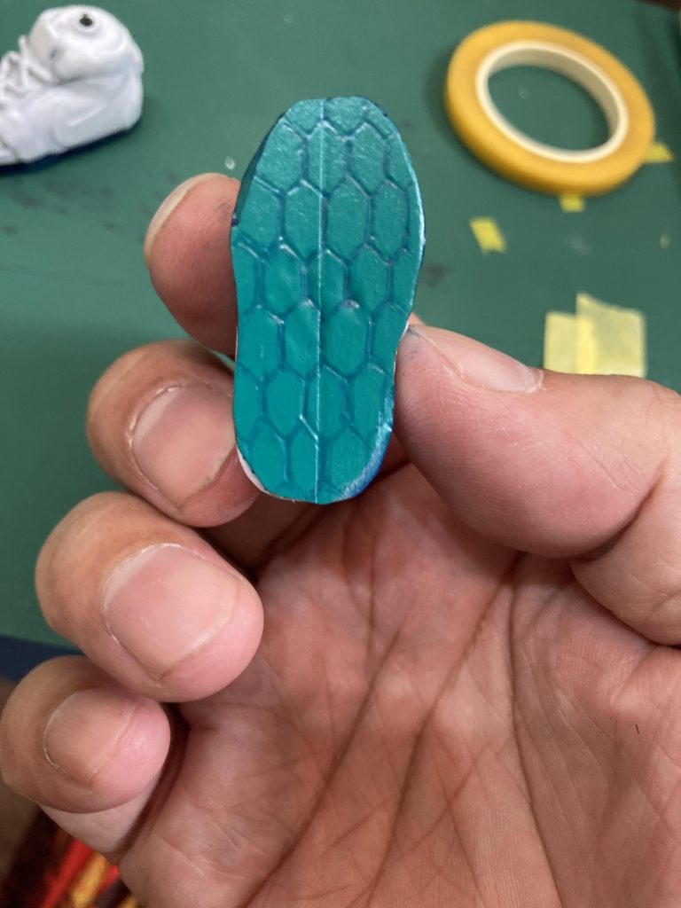 パテでシューズのアウトソール作ってスジボリしました。