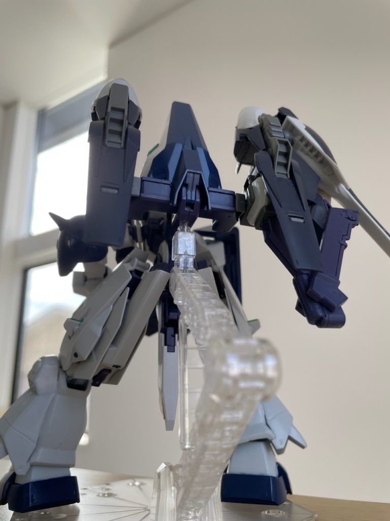 自立しないんで、バックパックに3ミリの穴を開けて立たせてます。もー、ふにゃふにゃです。