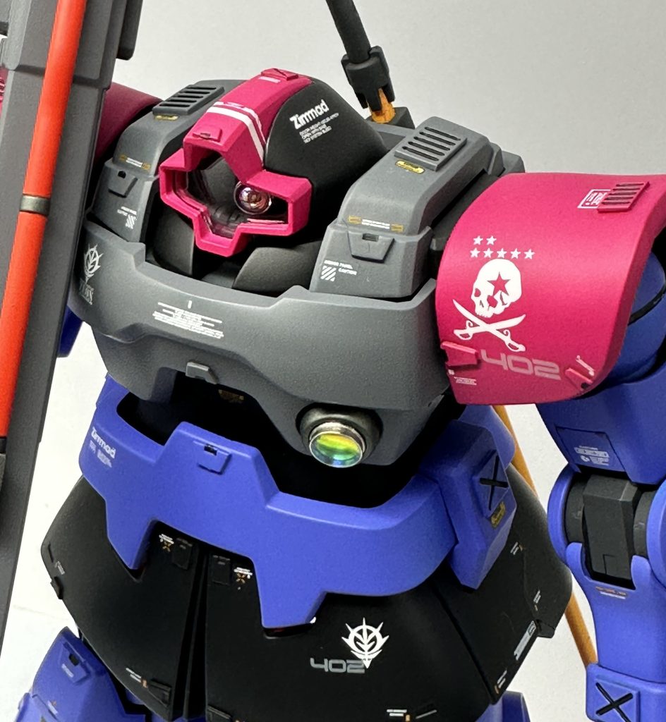 頭と肩のデカールもこだわりました。