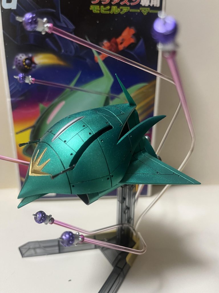 ビットは背面に穴を開けて2mmのプラ棒を突っ込みました。スターブライトシルバーにクリアパープルで塗装。クリア棒は黄色にしようか迷った末、ピンクに…