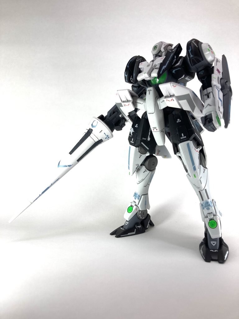 モノトーン＋蛍光グリーンのカラーリング。HGはモールドが少な目なのでスジ彫り少し。