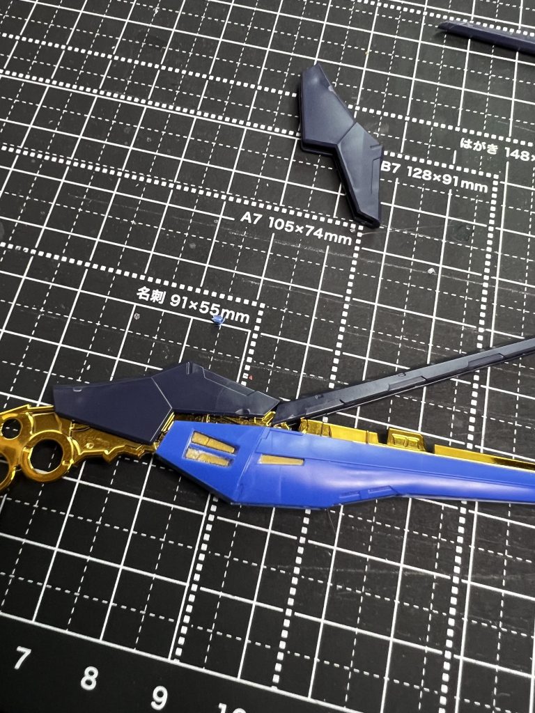 ドラグーンの金メッキパーツのはめ込み箇所、一度つけちゃったらもう2度と取れないくらいのキツさでした。