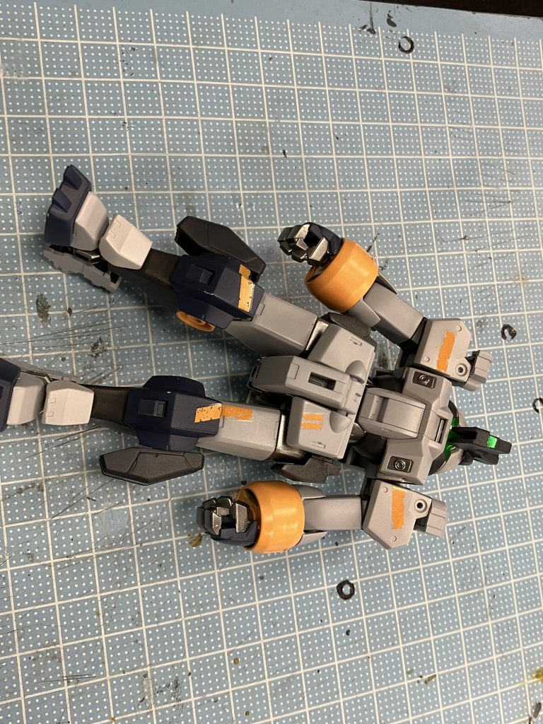 今回は今まであまり通らなかったデカール貼りしようと思って肩にイエローのなんかそれっぽいやつつけました。最後艶消しした時見事に跡ついちゃってて、やらかしたぁってなりましたが、これも経験です。かつてのチームメイトと余った塗料で落書きした名残りっていう設定です。今のところ孤独すぎますね。彼には今後新しい仲間は出来るのでしょうか…