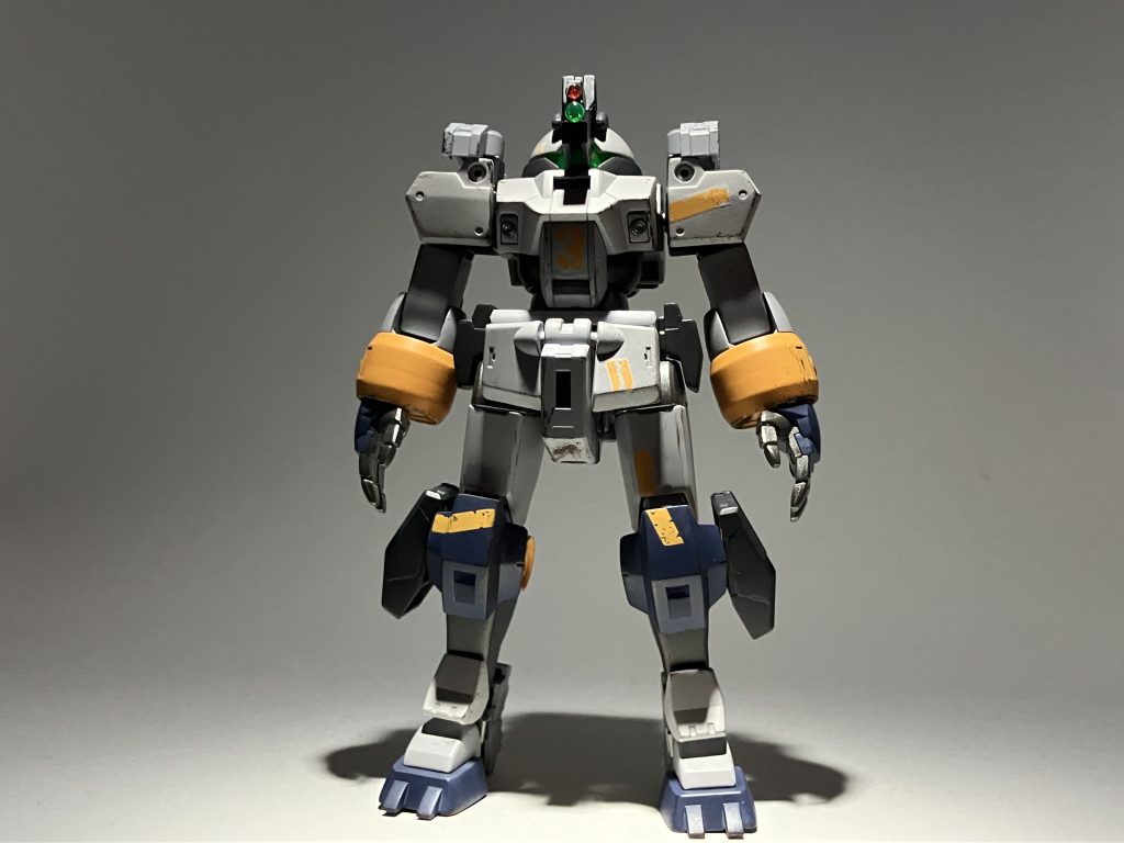 武装無しの状態。基本改造は30MMのパーツを使用してます。胴体の3は、元々はチームに所属していた名残であり、今は依頼によって動く傭兵スタイルでミッションをこなしてるっていう設定です。