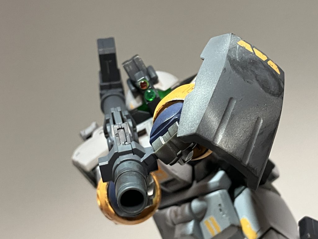 主兵装のバズーカ30MMのアルト陸戦仕様から拝借。長距離での狙撃、そして様々な状況下でも戦えるよう頭部を改造しています。