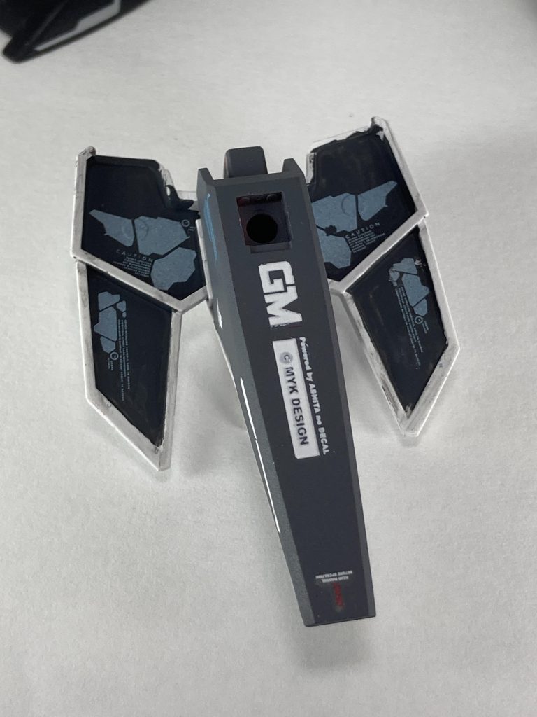 リアスカートの裏側も色分けし、デカールを貼りました。グッドマークデカールを作っているメーカーさんのロゴがカッコよかったので少し遊び心を入れてみました。