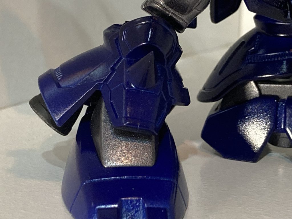 脚部はゴッドガンダムのままだとバランスが悪かったのでサザビーの足を膝より下に足して足長くんにしました。