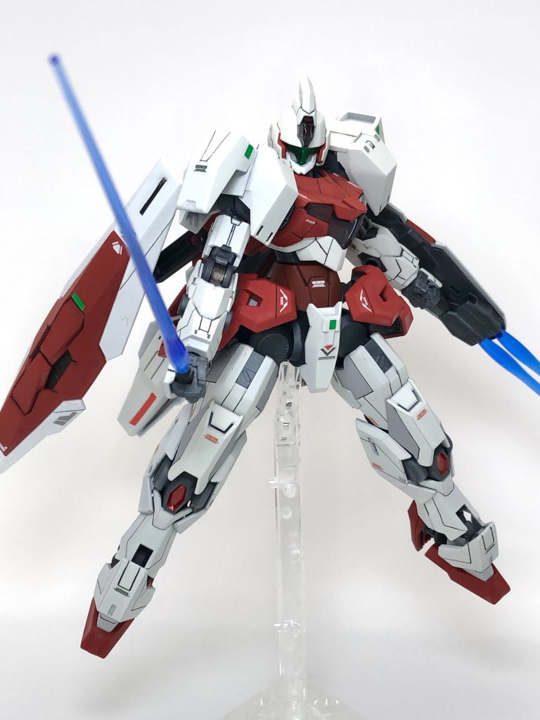 近接武器はビームサーベル。シールドの裏に2本、左の腰部スラスターの裏に1本。シールドのビームサーベル発振機は速射性の高いビームガンとしての運用も可能という設定。背部バインダーはビームサーベルを振りかぶったりする際邪魔になるので、位置が下がります