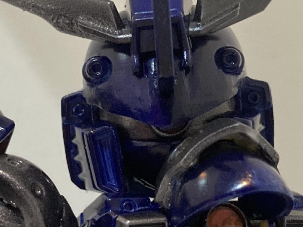 ひさし伸ばしたせいでモノアイが全然見えない笑ガンダム系の頭部にジオン系の顔をあわせるのは楽しい