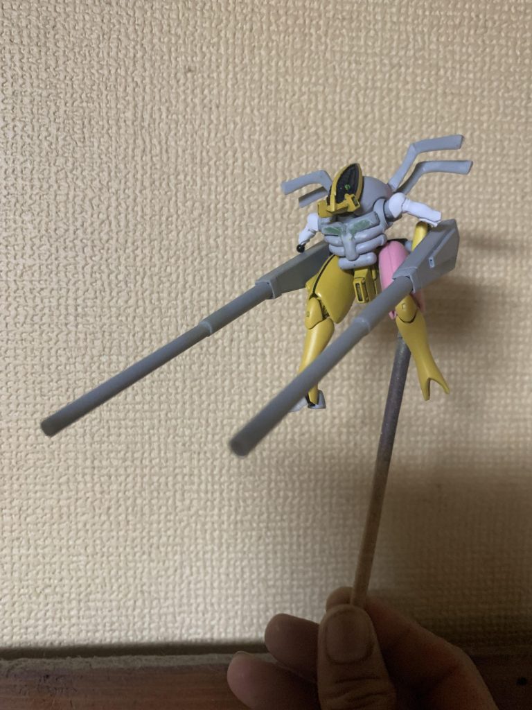 主武装のロングレンジビームランチャーはプラ板とプラパイプによる新造です。本体背腰部からボールジョイントでの接続ですので、かなり自由に可動します。