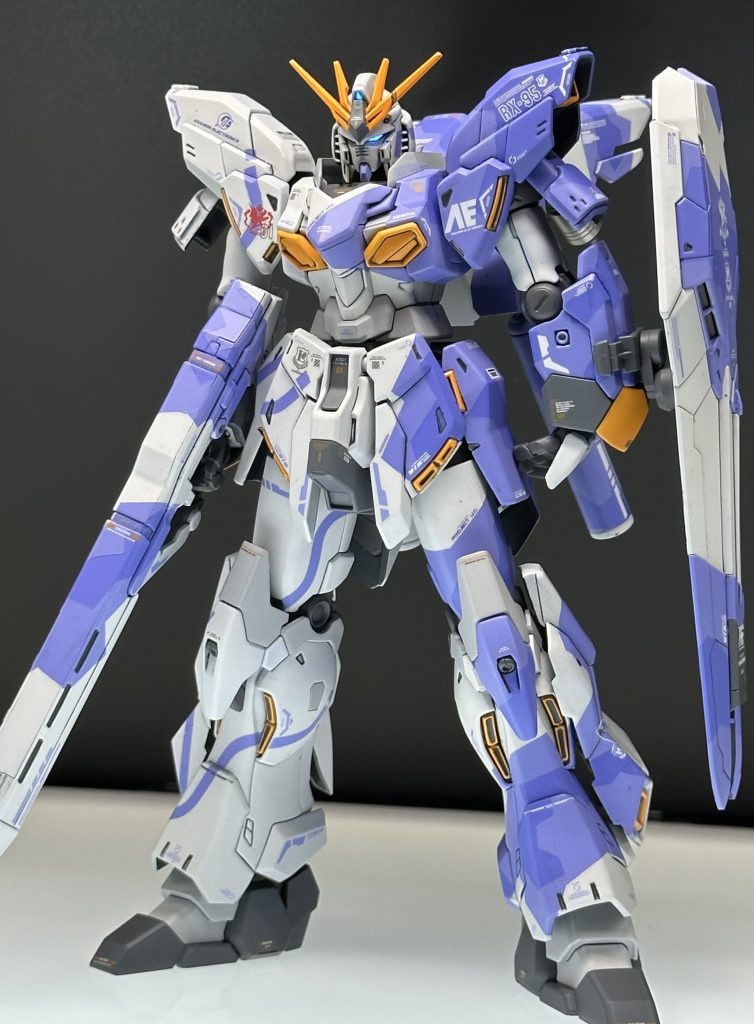 この投稿(https://gumpla.jp/hg/1172689)を見て、前々からやってみたかった、シナンジュスタインにEG‐νガンダムの頭部を突っ込む加工と、前々からやってみたかった九龍バージョンのカラースキームをやってみました。