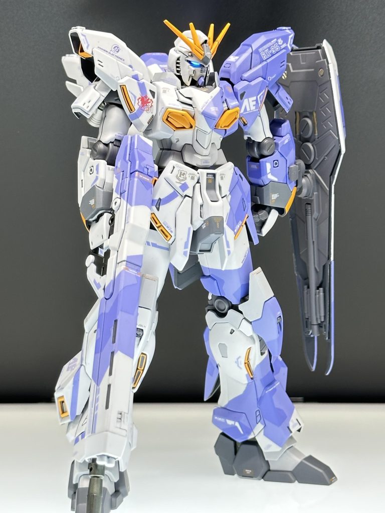 右肩のパーソナルマークを赤にした以外は、デカールを本体色のグレー・青紫・白・オレンジでまとめました。ガイアのミリオンブルー+ラベンダーで、HJデカールのますおブルーと近似色になることを発見しました。