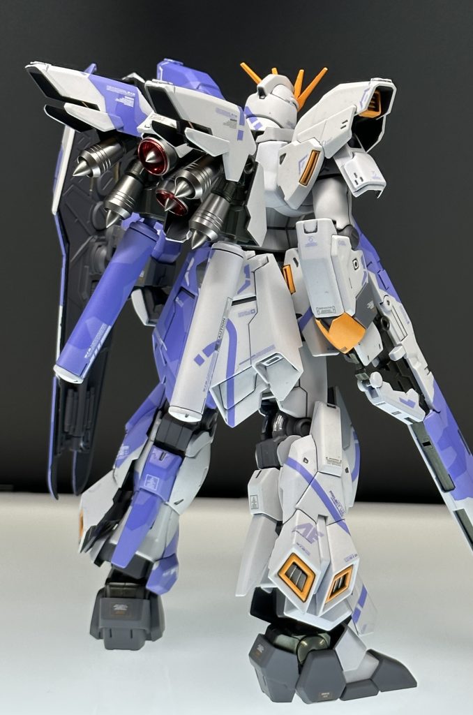 背面スラスターは金属製に換装。スラスター本体をクレオスのスーパーアイアン2、内部コーンをスーパーチタン2で塗装ツインロングレンジフィンファンネル仕様のRGハイニューを作ったときののバックパックが一式余ってるので、気が向いたらオプションとして作って見るかもしれません。