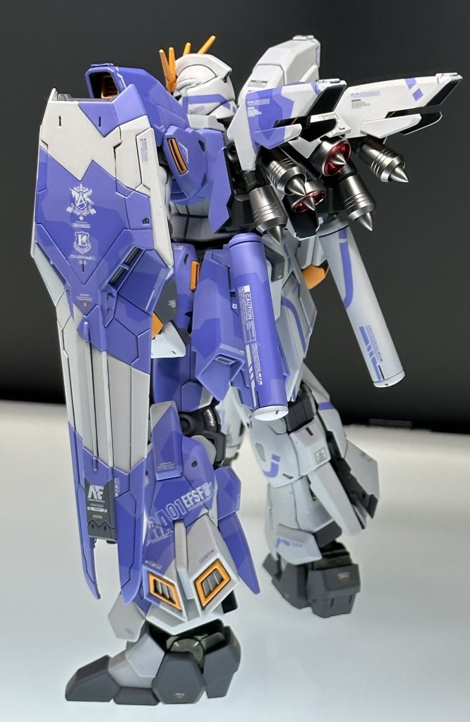 左脚部スラスターのデカールは、デカールソフターを駆使して複雑な形状にうまいことピッタリはれました