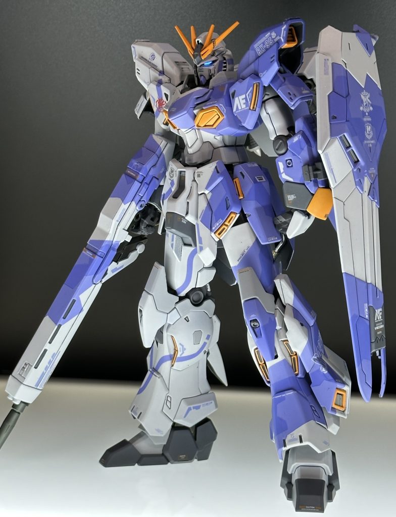 ツインアイは蛍光クリアを吹いて、青く発行するようにしました。本体左半身のラインは、2mmの曲線マスキングテープを貼って、はみ出しは後から青で修正しました。