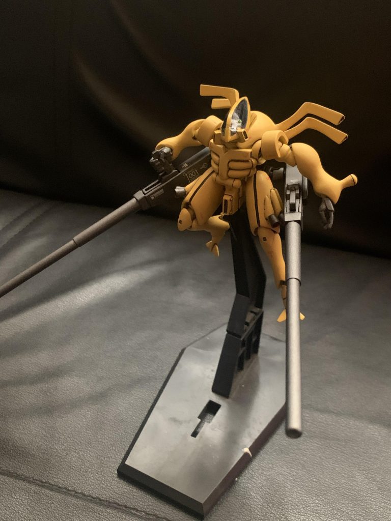HGのスケールに合わせたので全長は7㎝ほど、両脇のロングレンジビームランチャーは14㎝ほどになっております。各関節と砲身基部はボールジョイントによる接続なので、結構フレキシブルに可動します。