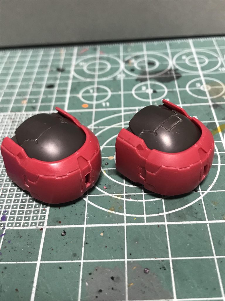 スジ彫りしたり、スジ彫りをデザインナイフで斜めに削ってみたりしました。