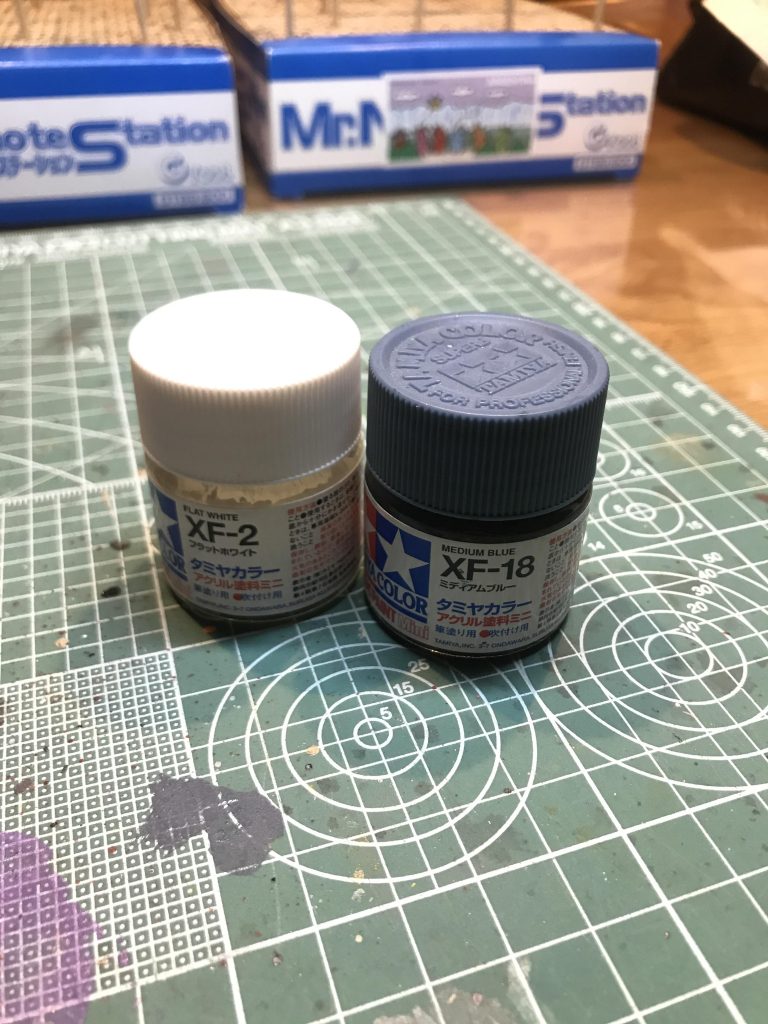 タミヤのアクリル塗料で筆塗りです。