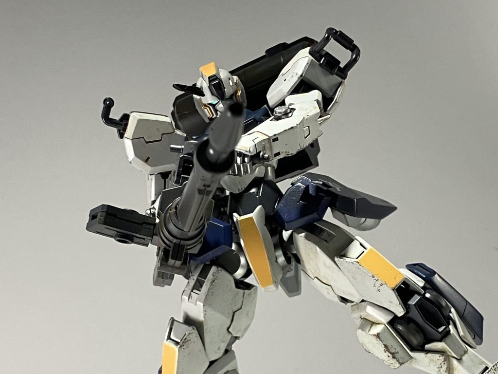 主な武装は換装式のロングビームライフル（通称チュチュライフル）とガトリング、そして分離式の大剣になります。