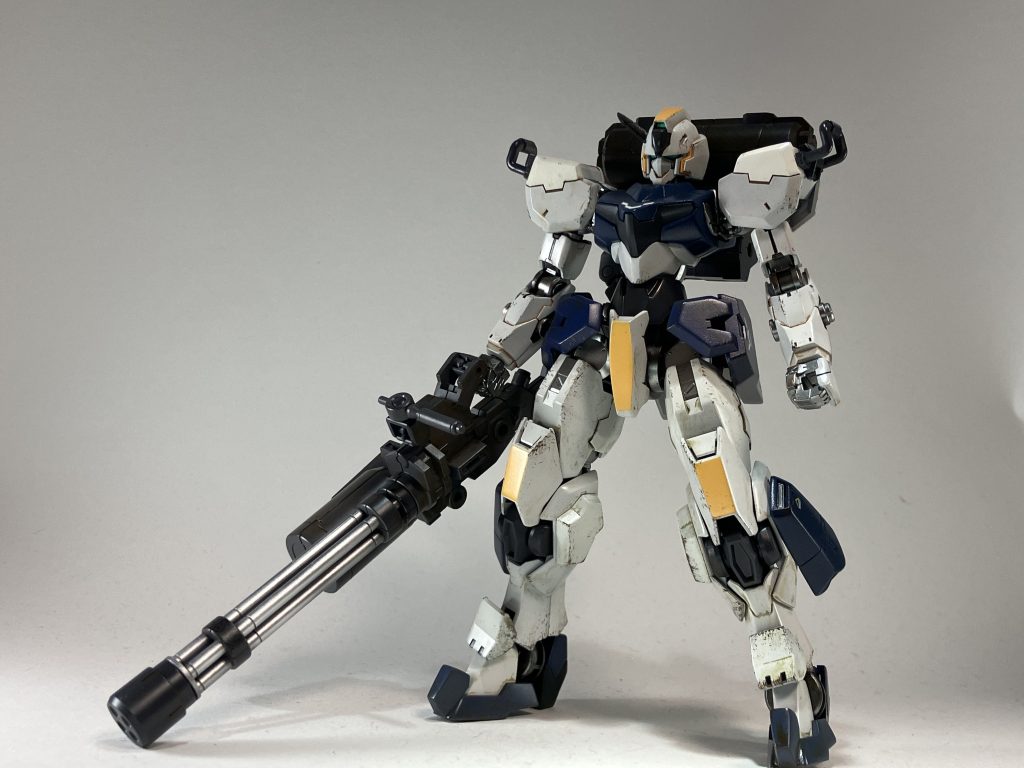 ガトリングにライフルユニットを換装。主に30MMのパーツを使っており、ガトリング先端はルブリスウルのものを使っています。