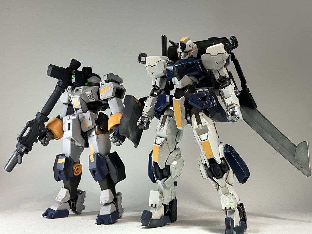 そして完成と。ネット上の改造機体の他にも、色合いとかは境界戦機とかフルメタの機体を見てチョイスしました。ヒロイックなんだけど、あくまで硬派というか、デミトレから乗り換えてるんだから引き継ぎ感も出す意味でイエローラインを付けたり、ビルド機体でも見れるし、本編に出てきたとしても多少整合性取れるような武装、見た目を意識しました。どうですかね、結構気に入ってます。