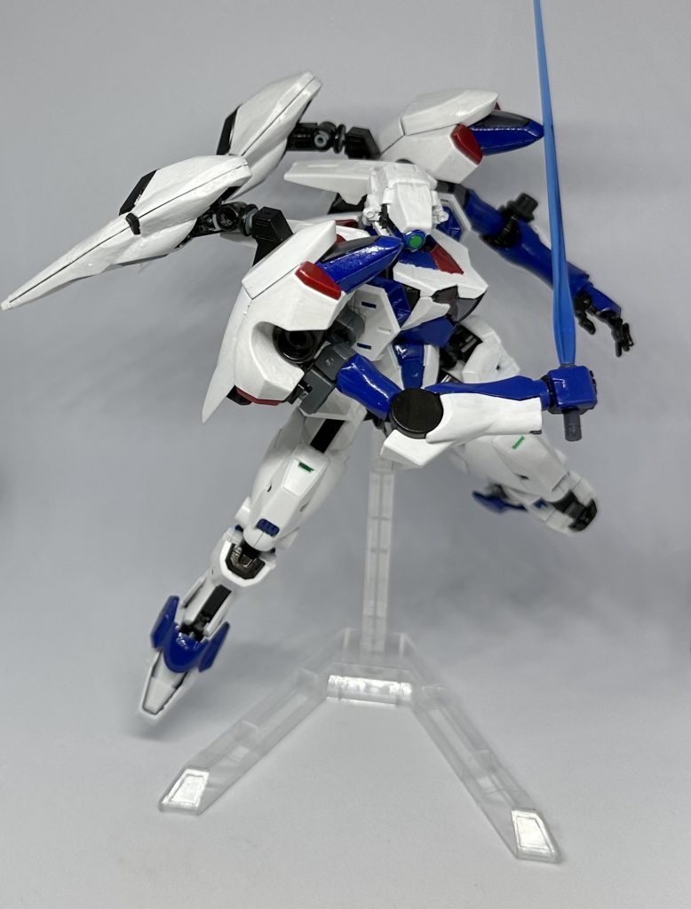 初期腕は某氏の617パイセンを参考にファラクトの肩に被せるパーツを直接繋いでなんとかしました他はまんまファラクトなのでビームサーベルも一応抜けますまた後からパイルやブレードを付けたくなった時の為に左腕に3mm穴を増設しています