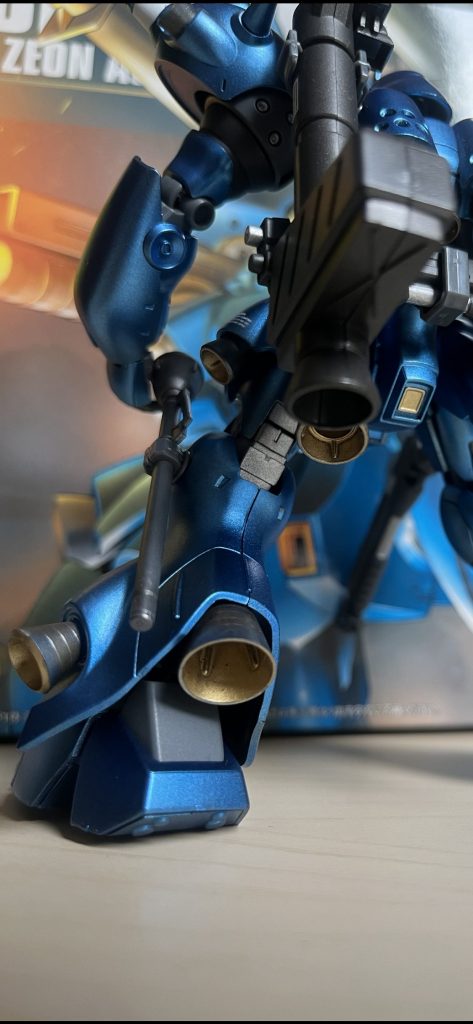 脚部も同様市販パーツで大型化し瞬間接着剤で固定。