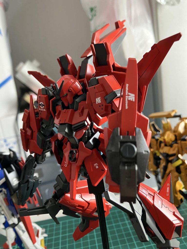 装備はビームピストル、シールド、股間部ビームキャノン、サイドスカートに着脱可能なキャノン、腕部ミサイルランチャー