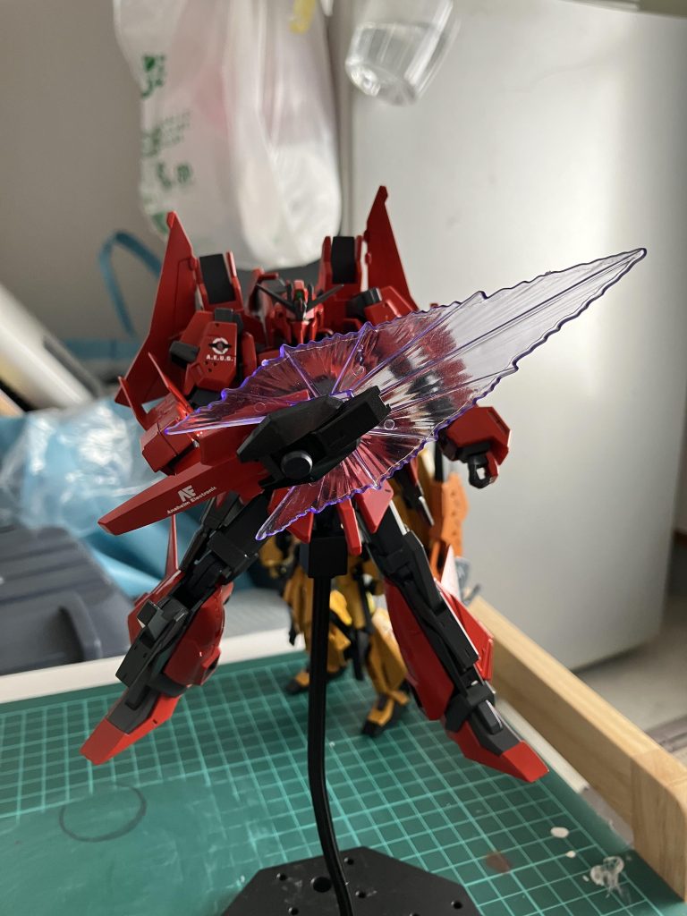 シールドは大型ビームソードとビームシールドの複合兵装