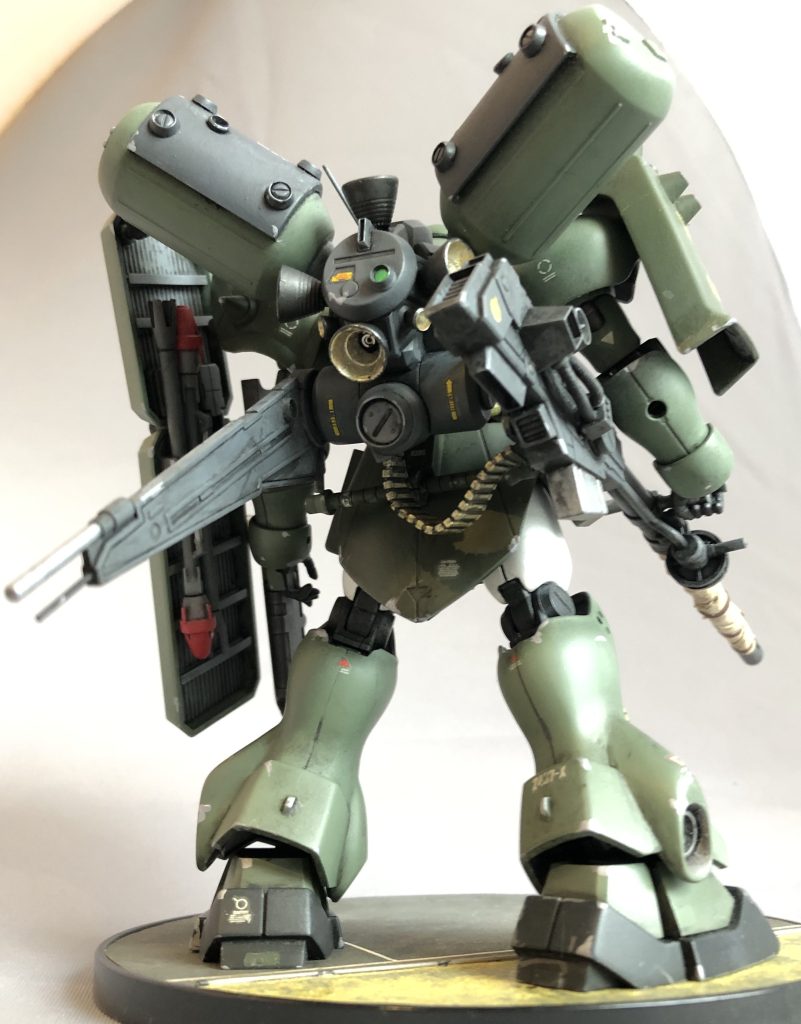 情報量てんこ盛りのバックショット。給弾ベルトはガンマカEXイエローゴールドで塗装しました。バックパックには新たに「バックモニター」用センサーを追加してます。