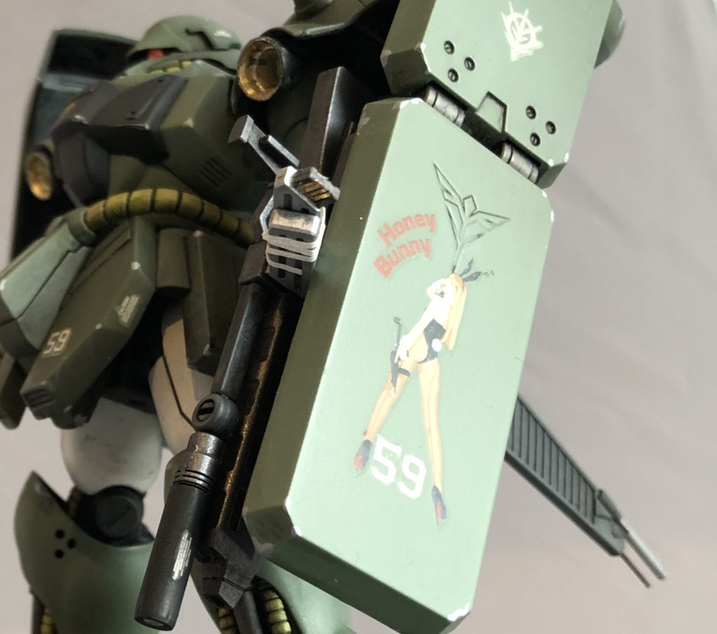 2個セットで巻き付けたEパックの予備弾倉側は接続部が露わになっておりますから、ゴールドのラインテープを刻んで接続端子っぽくしておきました。