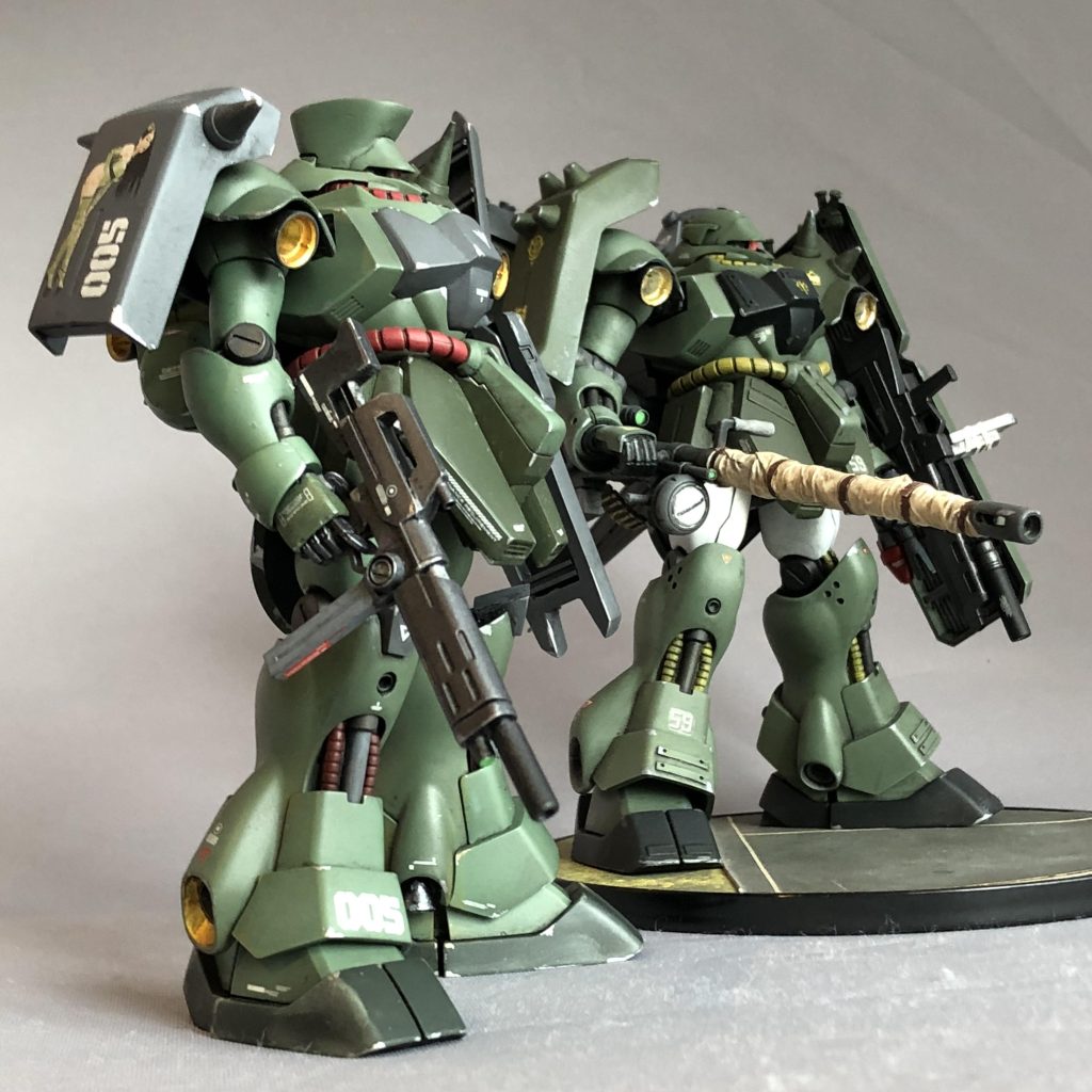 「ギラ・ドーガ改」と記念写真。仲よさそうですね。