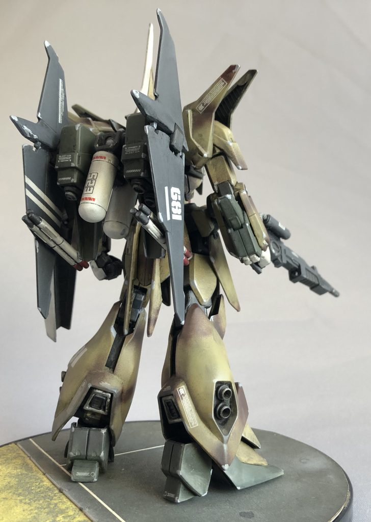 ネオジオンでは珍しい第三世代機(TMS)。そもそも、同世代で「合体変形」するのってバウ以外ではZZとSガンダムぐらいですよね?折角のTMSなのに、グレミーさん発案のナッターBOMという運用はいかがなモノかと思いますw脚部とバックパックのバーニアは一度開口しディテールアップパーツを入れ込んでいます。