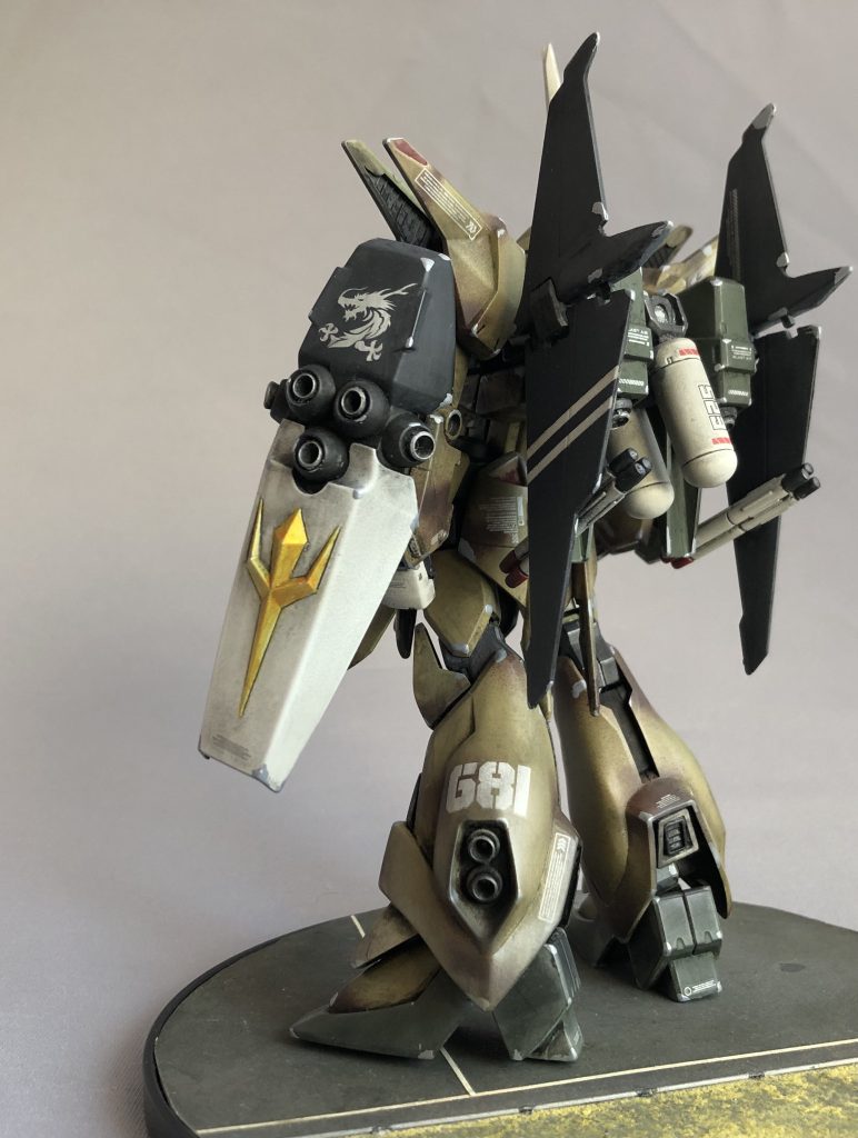 変形機構も相まって、「グリプス戦役後ティターンズから持ち出された機体である」とか「アナハイム経由でエゥーゴから提供されたZ没案」とか諸説ありますが、いずれも公式設定ではないそうで、むしろ、メタ的な「ワイツミラージュ降板後に急造されたZZの没案の一つ、出渕版ZZ」というのが一番信憑性がありそうな気がします(自分調べによる)