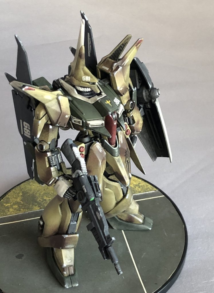 ZZのネオジオン機のビームライフルって奇抜なデザインが多いと思うのですが、バウのアサルトライフルはおとなしめというか、実用性の高そうなデザインだと思います。センサー部にはHアイズを入れておきました。