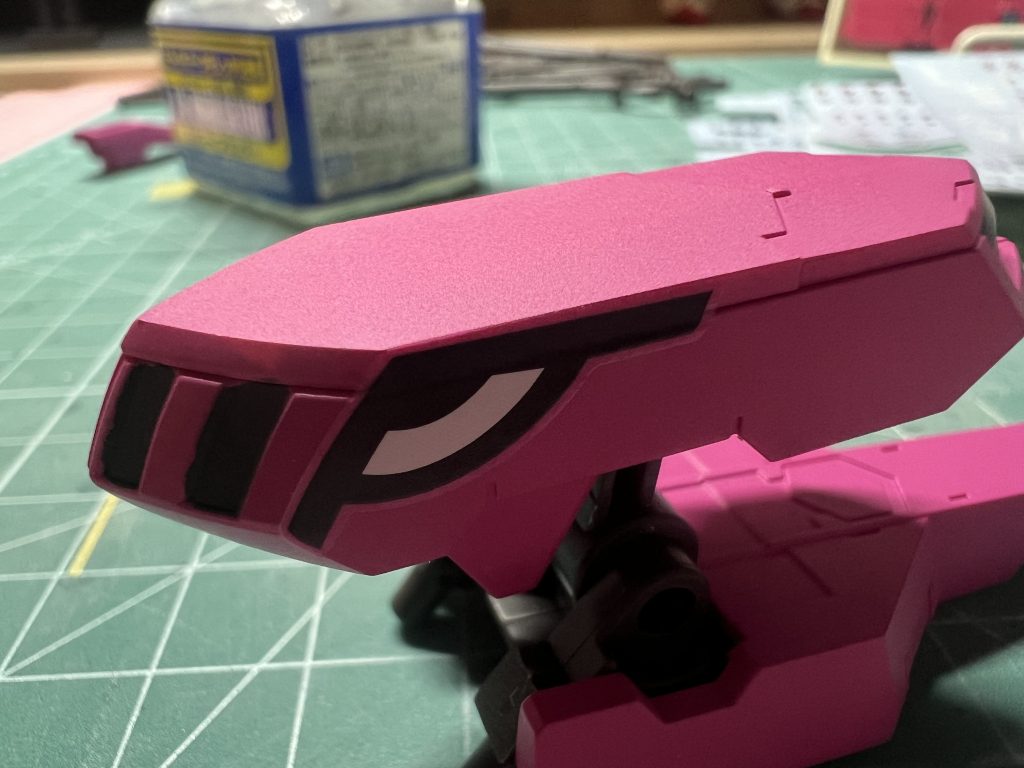 目のマークはデカールにしています。