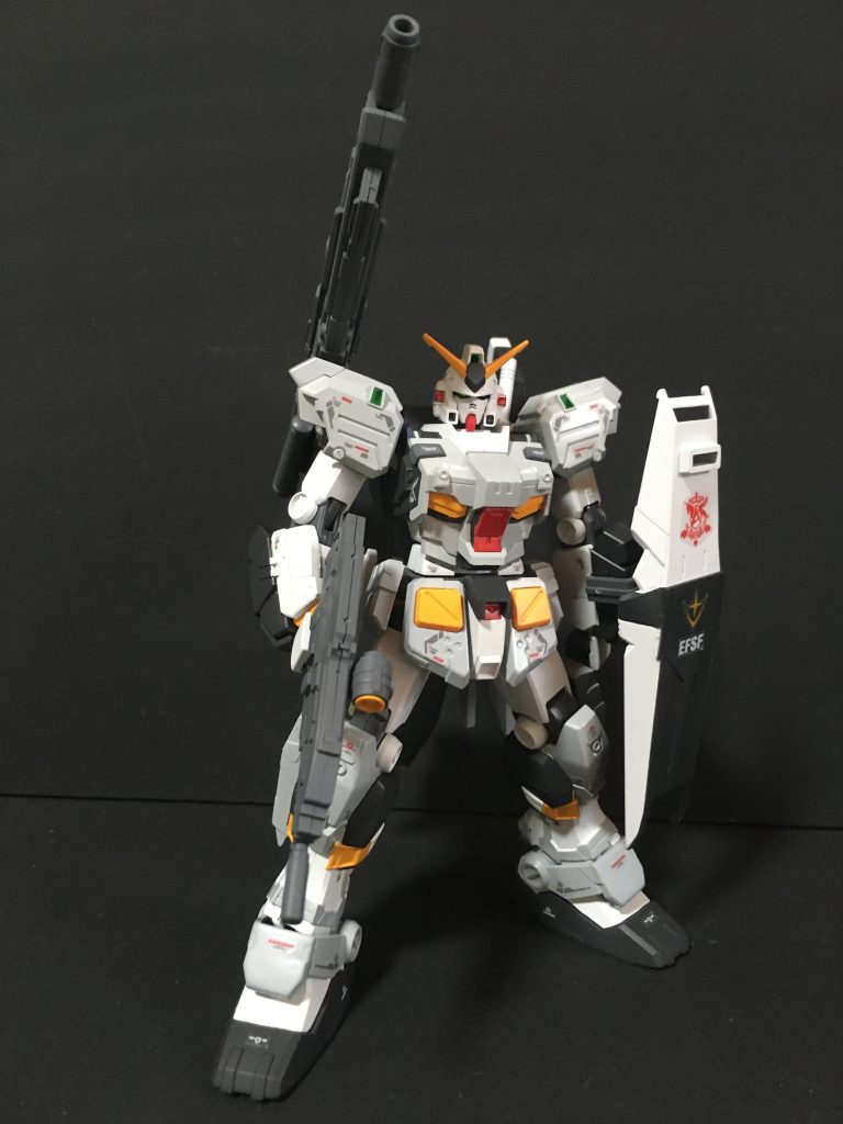 正面右側RGニューガンダムのリアリスティックデカールを使用してRG風にしています。追加装甲は明灰白色で塗装しています。