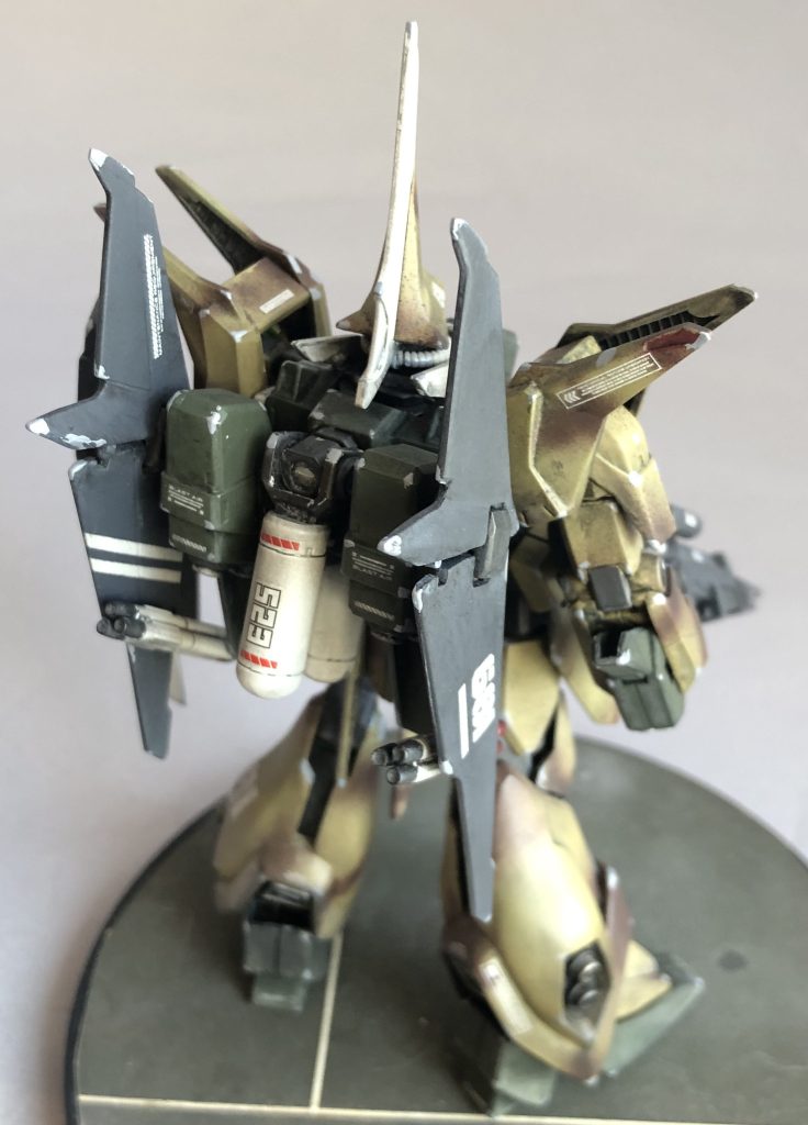 大きな飛行翼のついたバックパック。この翼で変形しなくてもある程度の滑空は出来た、というオラ設定です。バイファムのスリングパニヤーみたいな感じで。