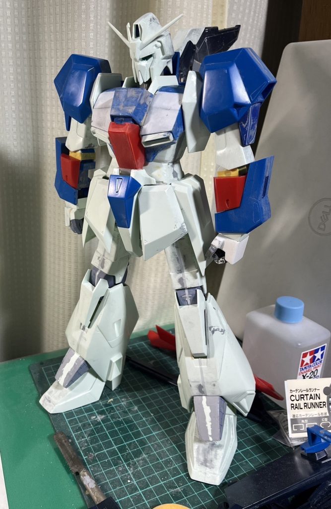 胸をキットから更に垂れさせ幅詰め、足太く！頭部は顔パーツを奥まらせてLED仕込みました！