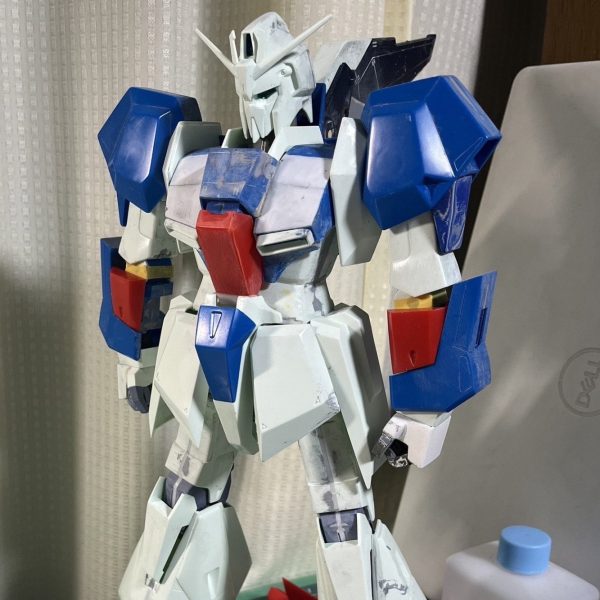 旧1/60Zガンダム改修のストーリーです。本体については、胴体が横に広いのを幅詰めし、胸をキットからさらに下向きに調整。胸ダクトは好みで細めにしました。足は胴体とは逆に太くしています。過去のホビージャパンの作例を参考にして、メガサイズガンダムの股関節や足首関節を移植して稼働と安定感を確保しました。ハイパーメガランチャーはホビーマガジン付属のペーパークラフトをガイドにプラ板を切り貼り。が、うまく行かずパテで盛っては削り盛っては削りを繰り返し…改善点は多いですが勉強になりました😅（1枚目）