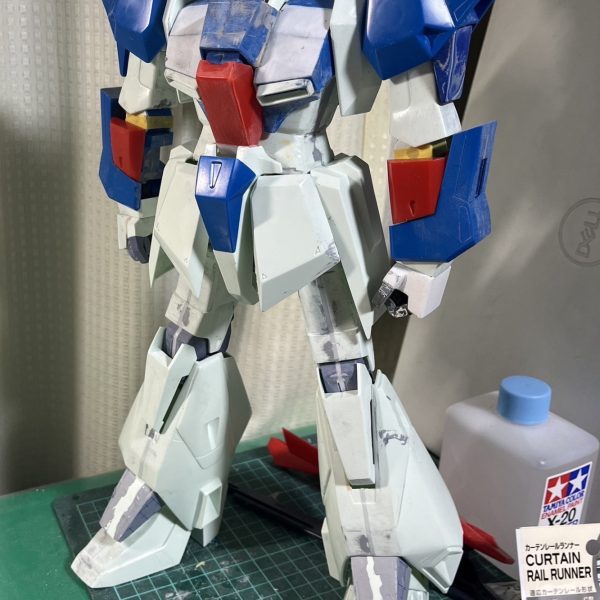 旧1/60Zガンダム改修のストーリーです。本体については、胴体が横に広いのを幅詰めし、胸をキットからさらに下向きに調整。胸ダクトは好みで細めにしました。足は胴体とは逆に太くしています。過去のホビージャパンの作例を参考にして、メガサイズガンダムの股関節や足首関節を移植して稼働と安定感を確保しました。ハイパーメガランチャーはホビーマガジン付属のペーパークラフトをガイドにプラ板を切り貼り。が、うまく行かずパテで盛っては削り盛っては削りを繰り返し…改善点は多いですが勉強になりました😅（2枚目）